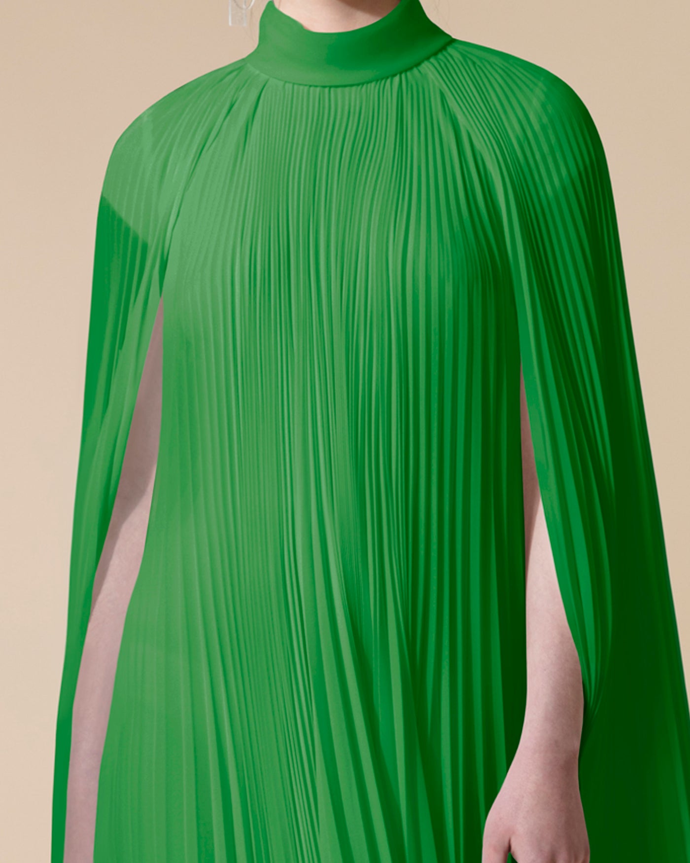 فستان اخضر بشكل كيب غير متساوي الطول