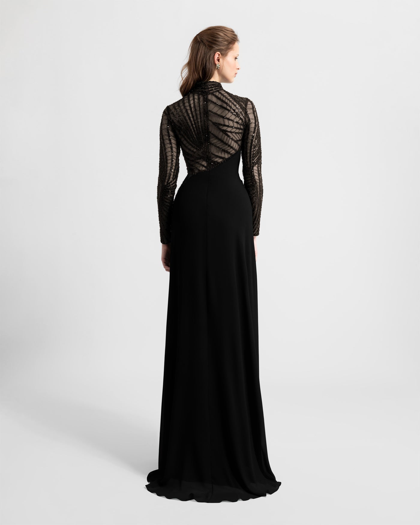 فستان أسود شفاف مع أكمام مطرزة