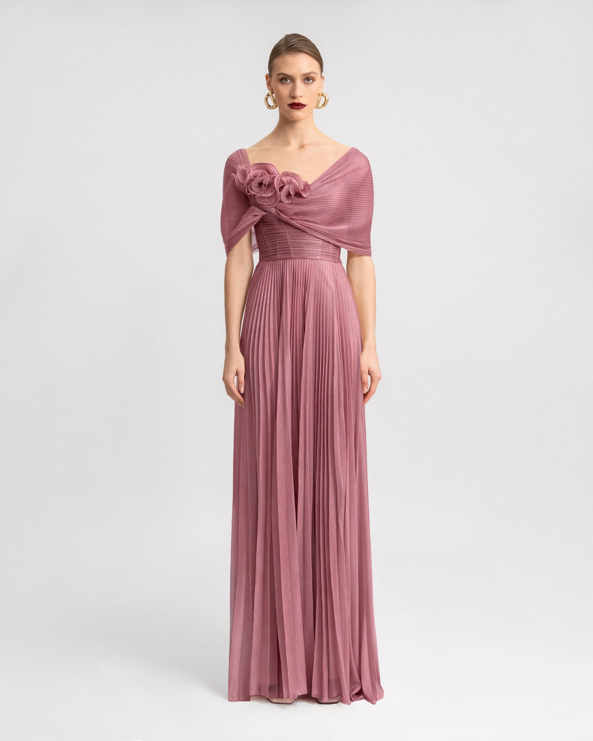 فستان بياقة درابية غير متماثلة