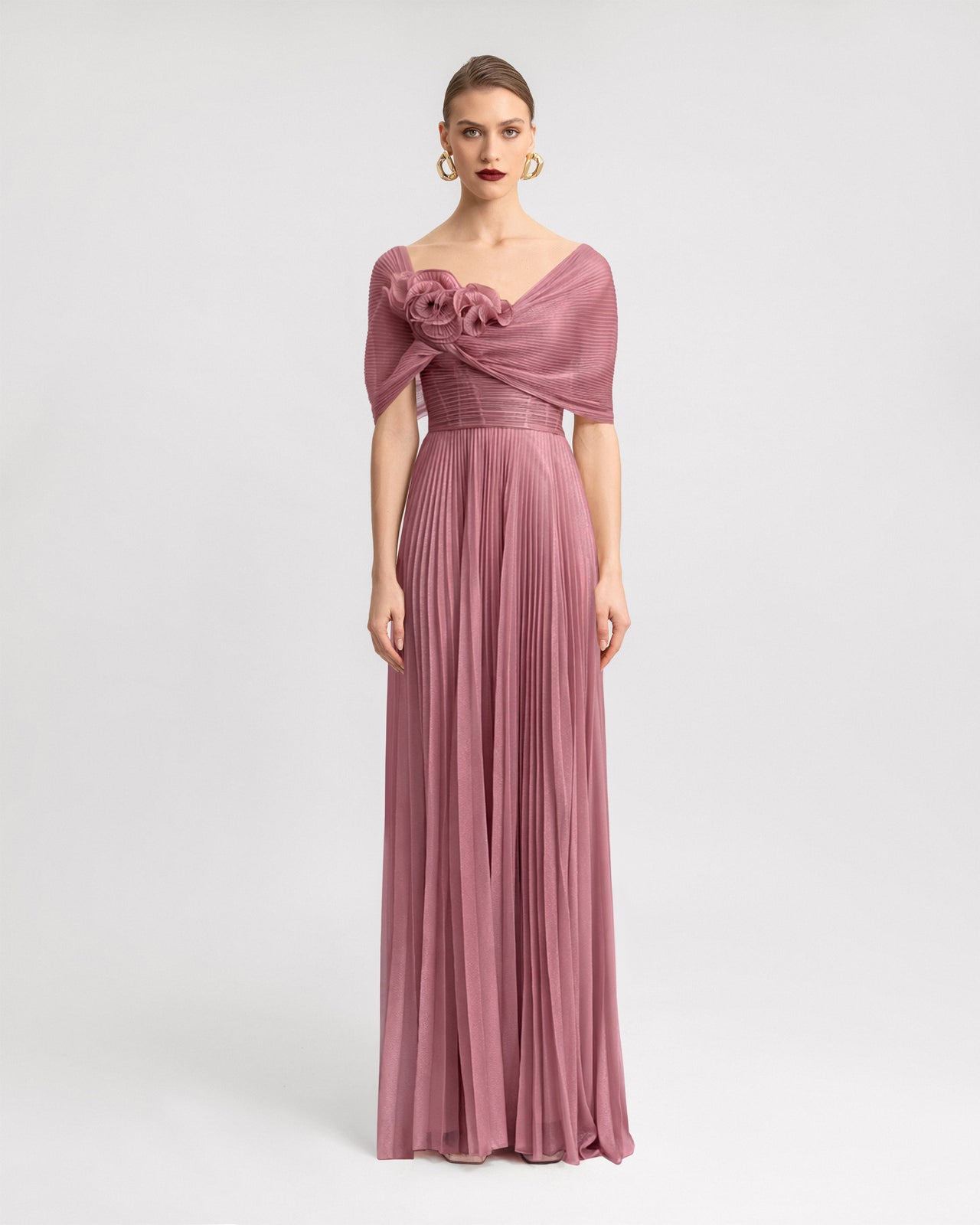 فستان بياقة درابية غير متماثلة