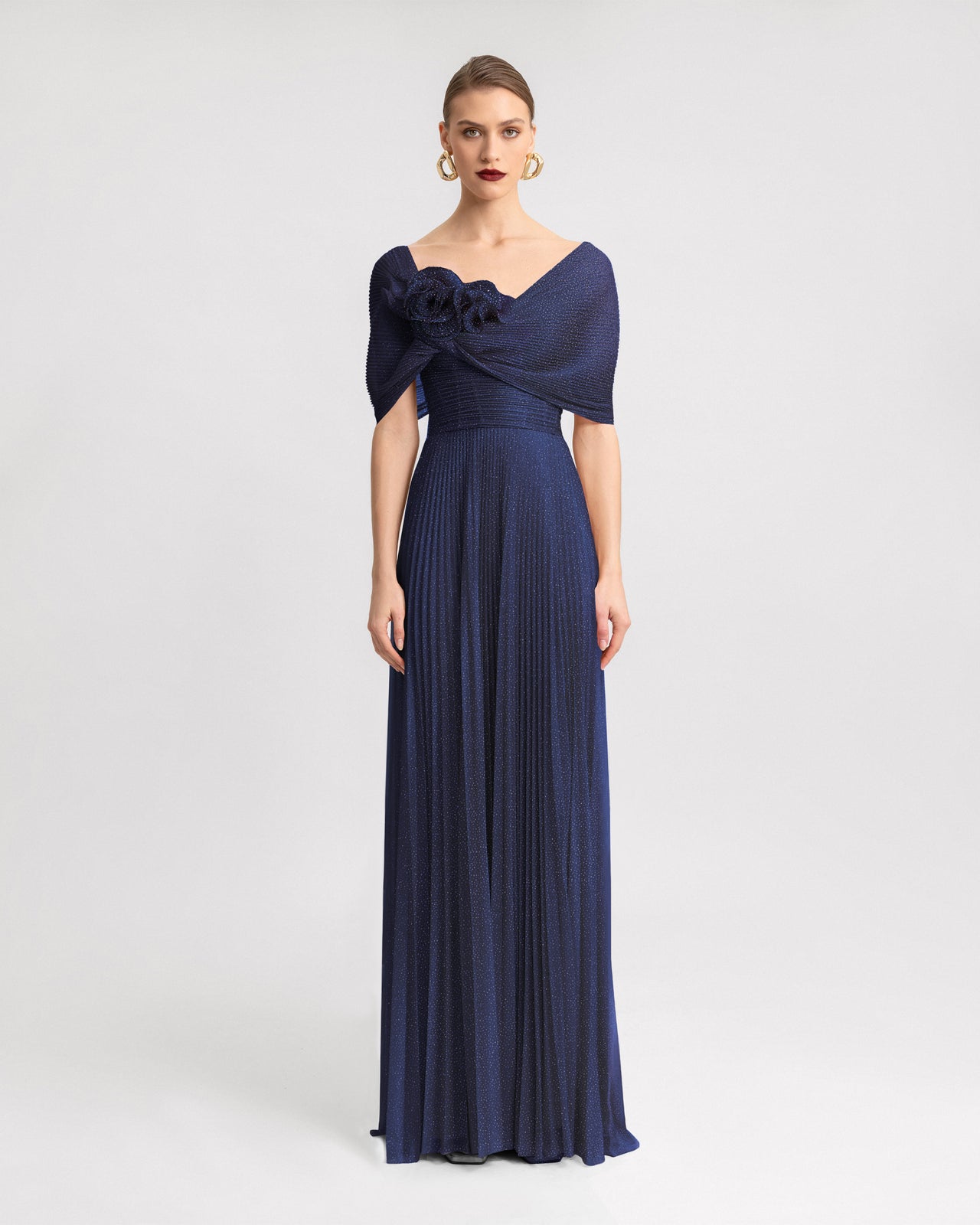 فستان بياقة درابية غير متماثلة