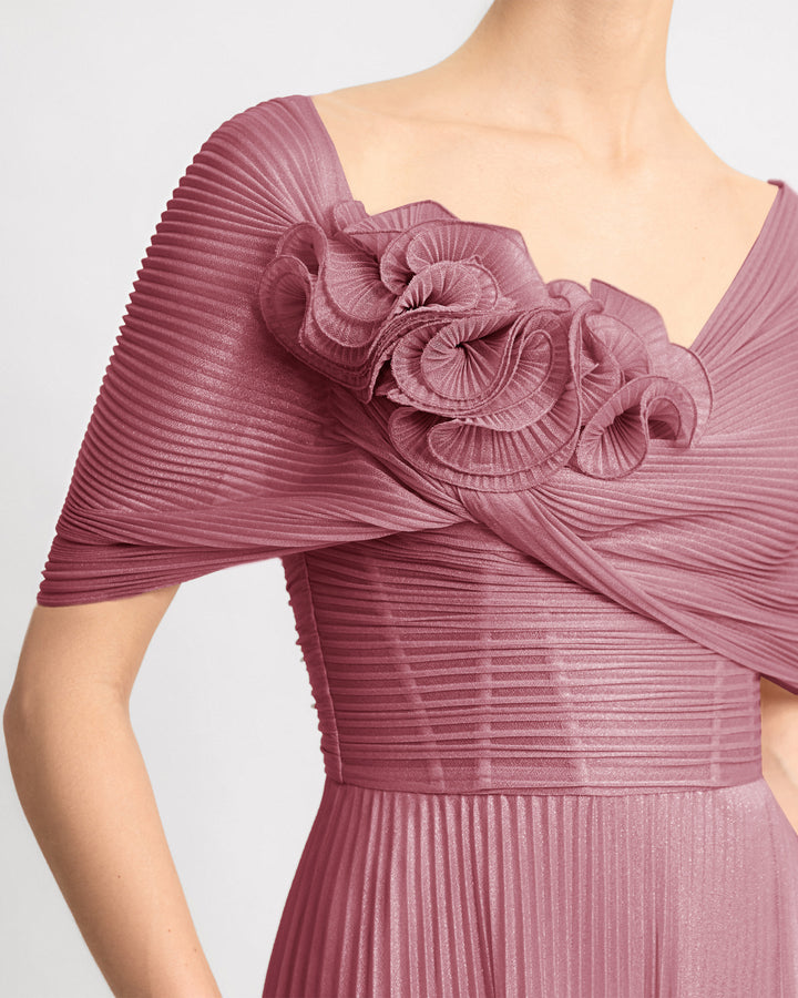 فستان بياقة درابية غير متماثلة