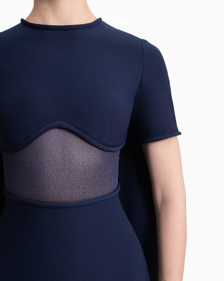 فستان بقصة شفافة أسفل الصدر