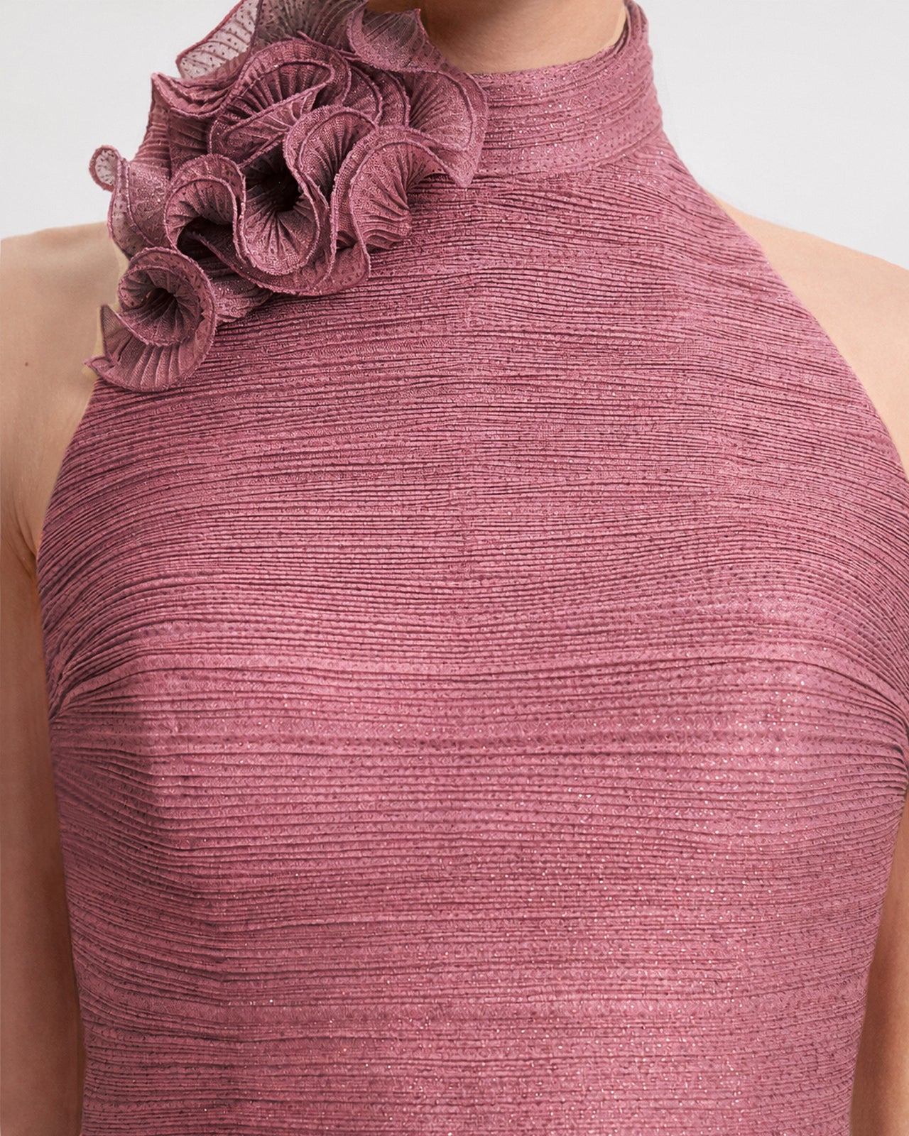 فستان بياقة عالية وتفاصيل زهرية