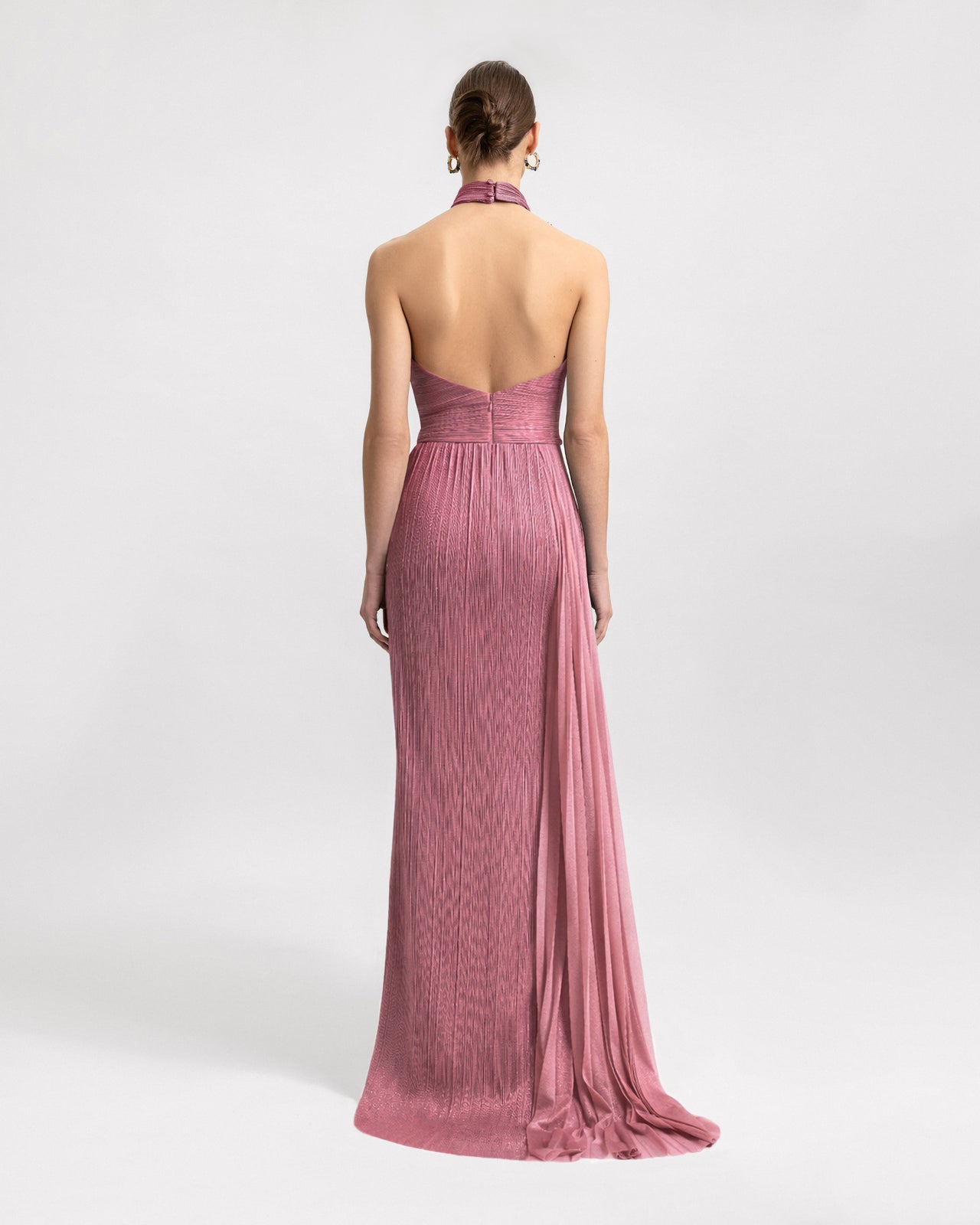 فستان بياقة عالية وتفاصيل زهرية