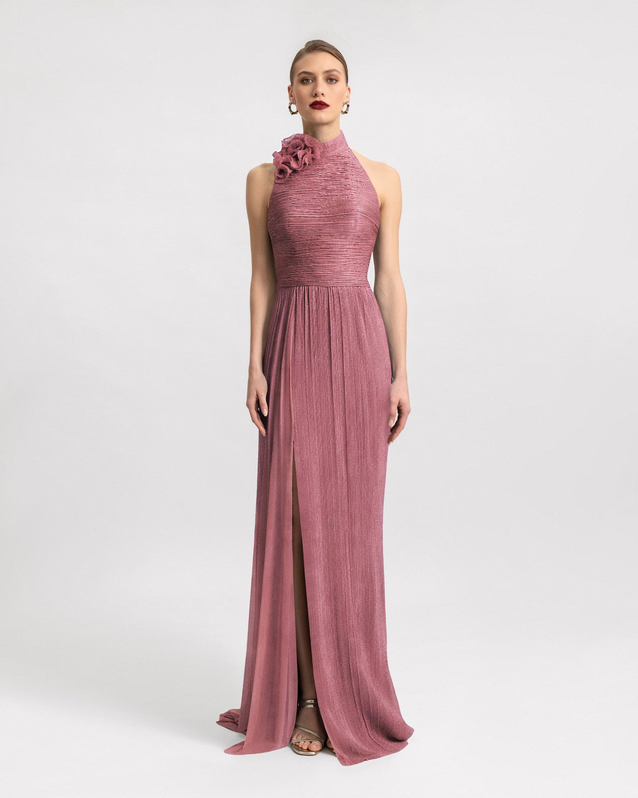 فستان بياقة عالية وتفاصيل زهرية