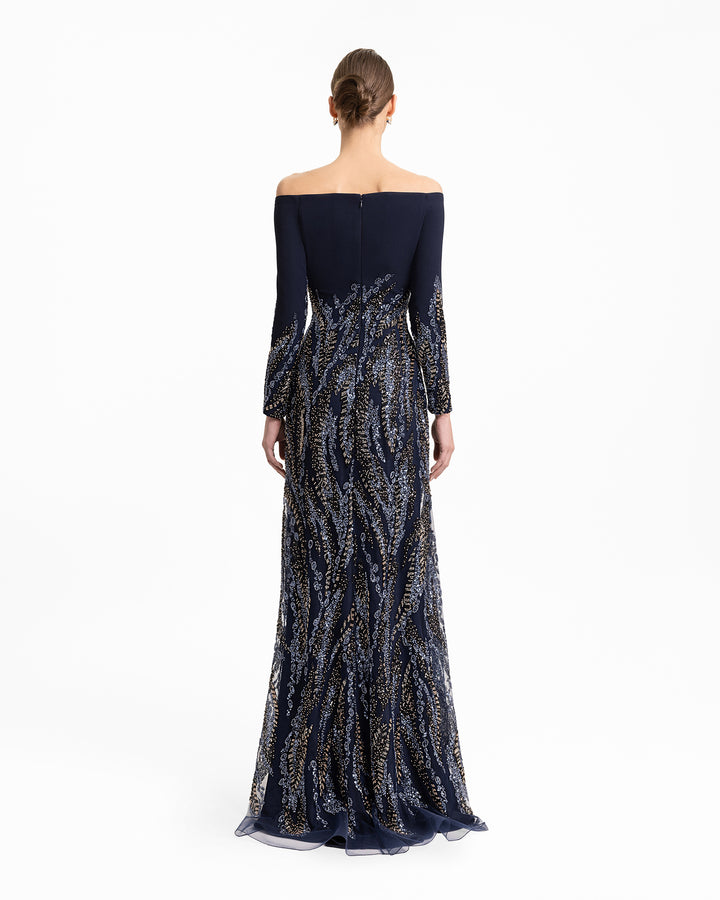 فستان بأكمام طويلة مطرزة