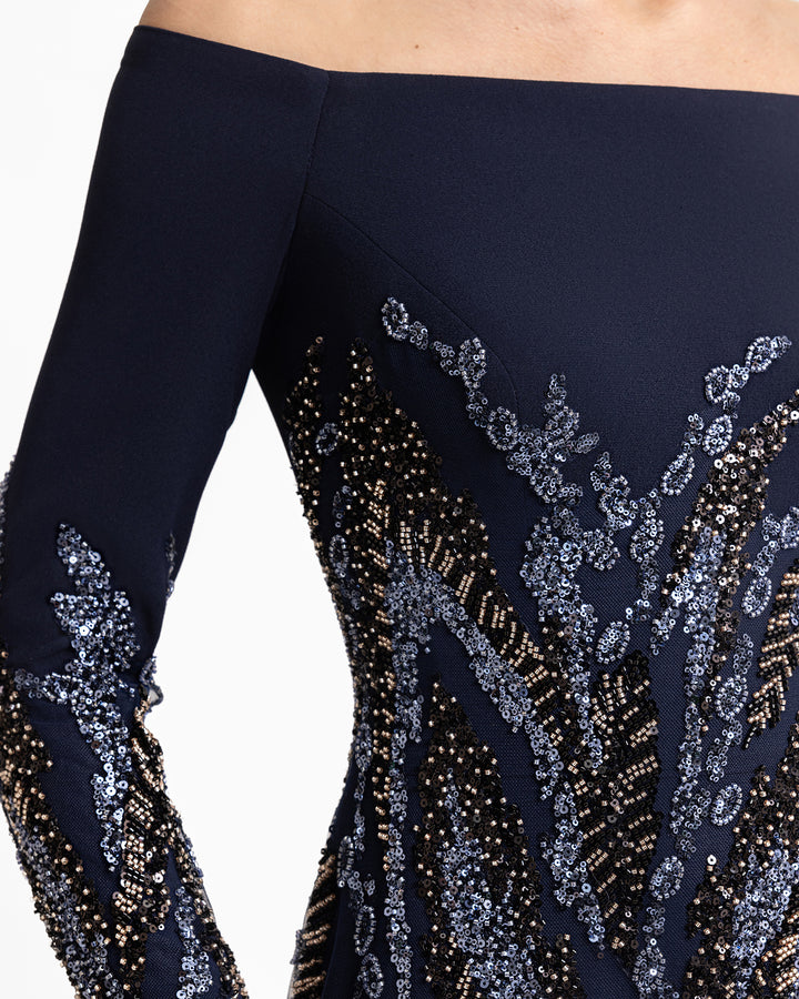 فستان بأكمام طويلة مطرزة