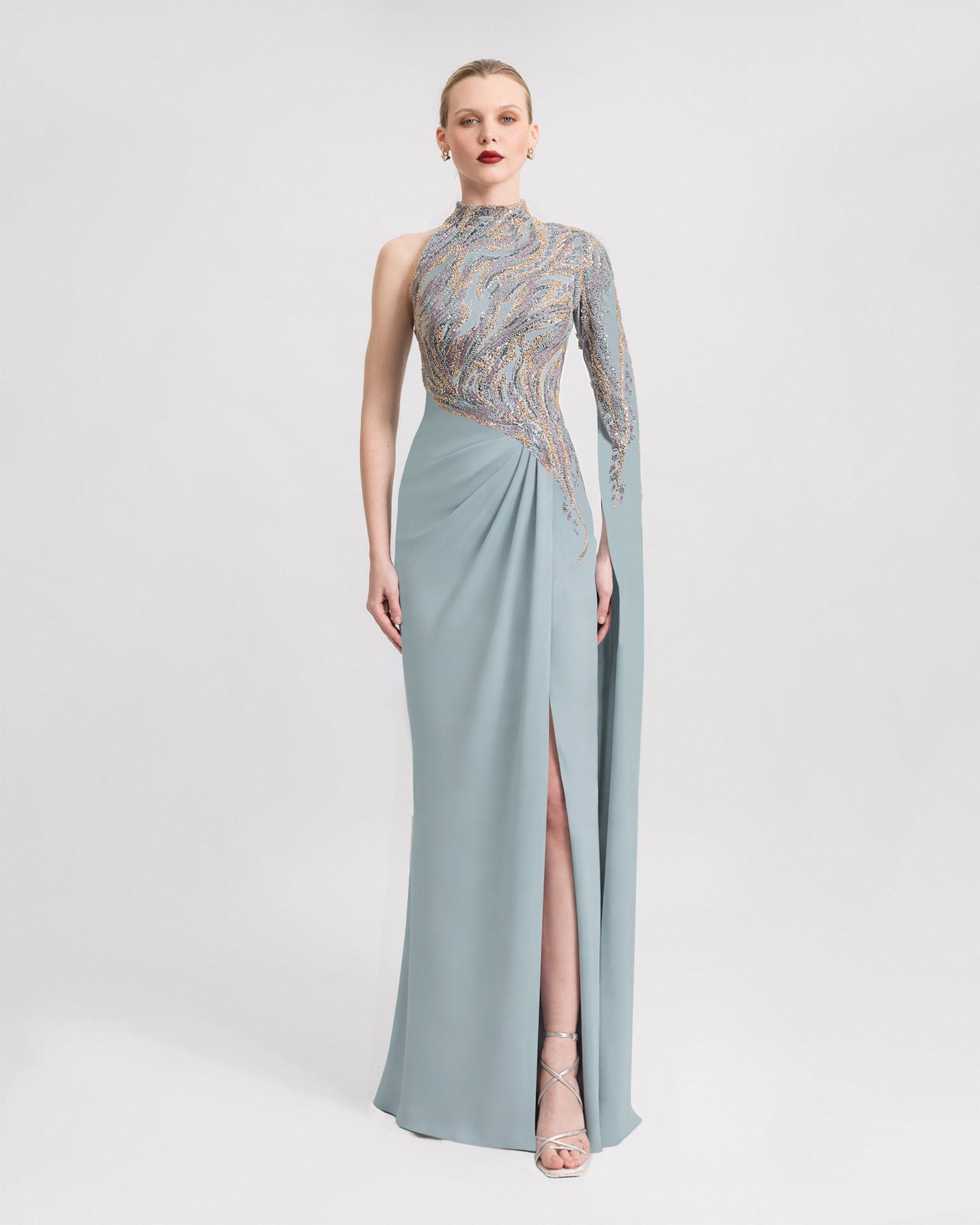 فستان غير متماثل بأكمام طويلة تمتد حتى الأرض