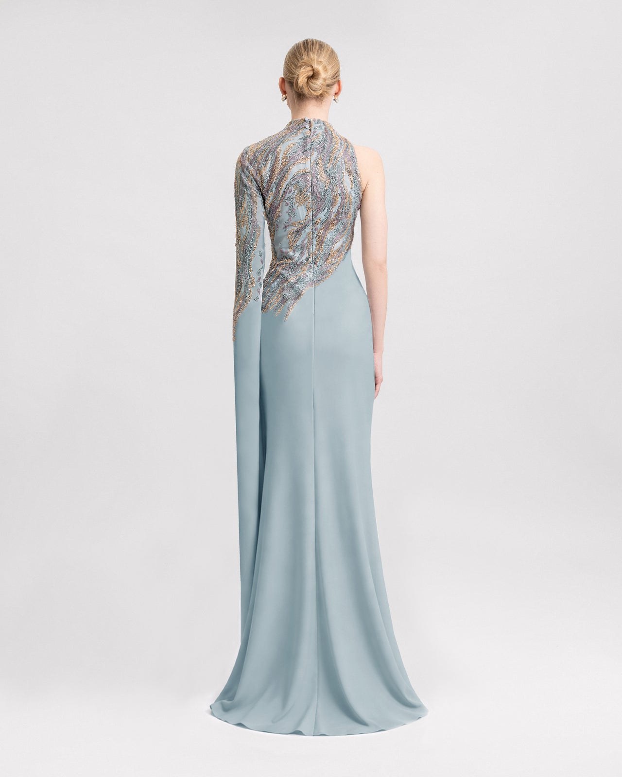 فستان غير متماثل بأكمام طويلة تمتد حتى الأرض