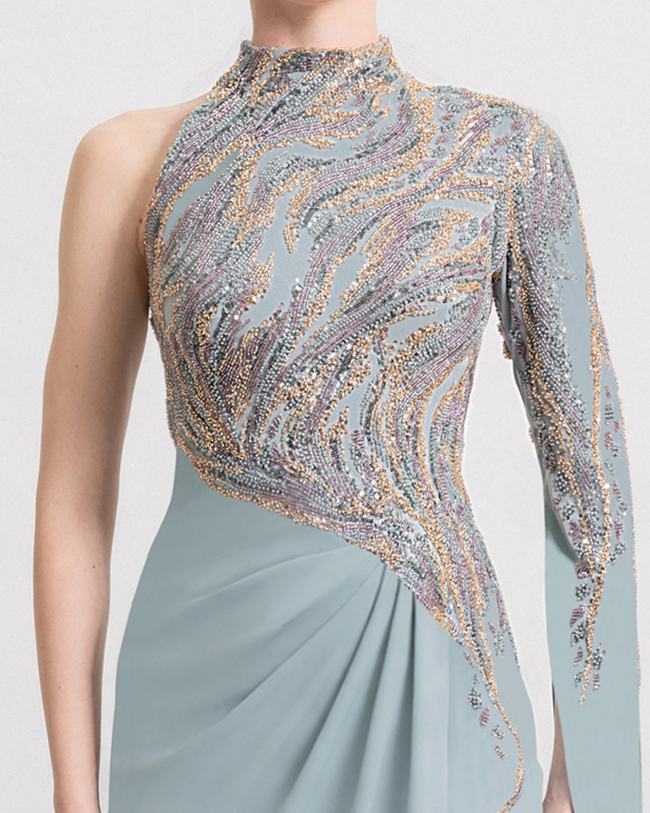 فستان غير متماثل بأكمام طويلة تمتد حتى الأرض