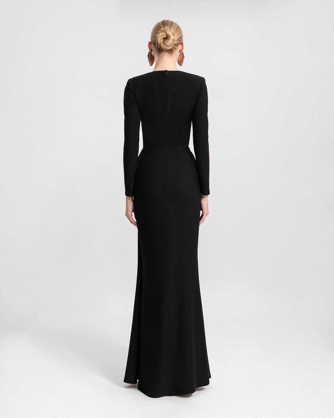 فستان مزود بأزرار من تحت الياقة