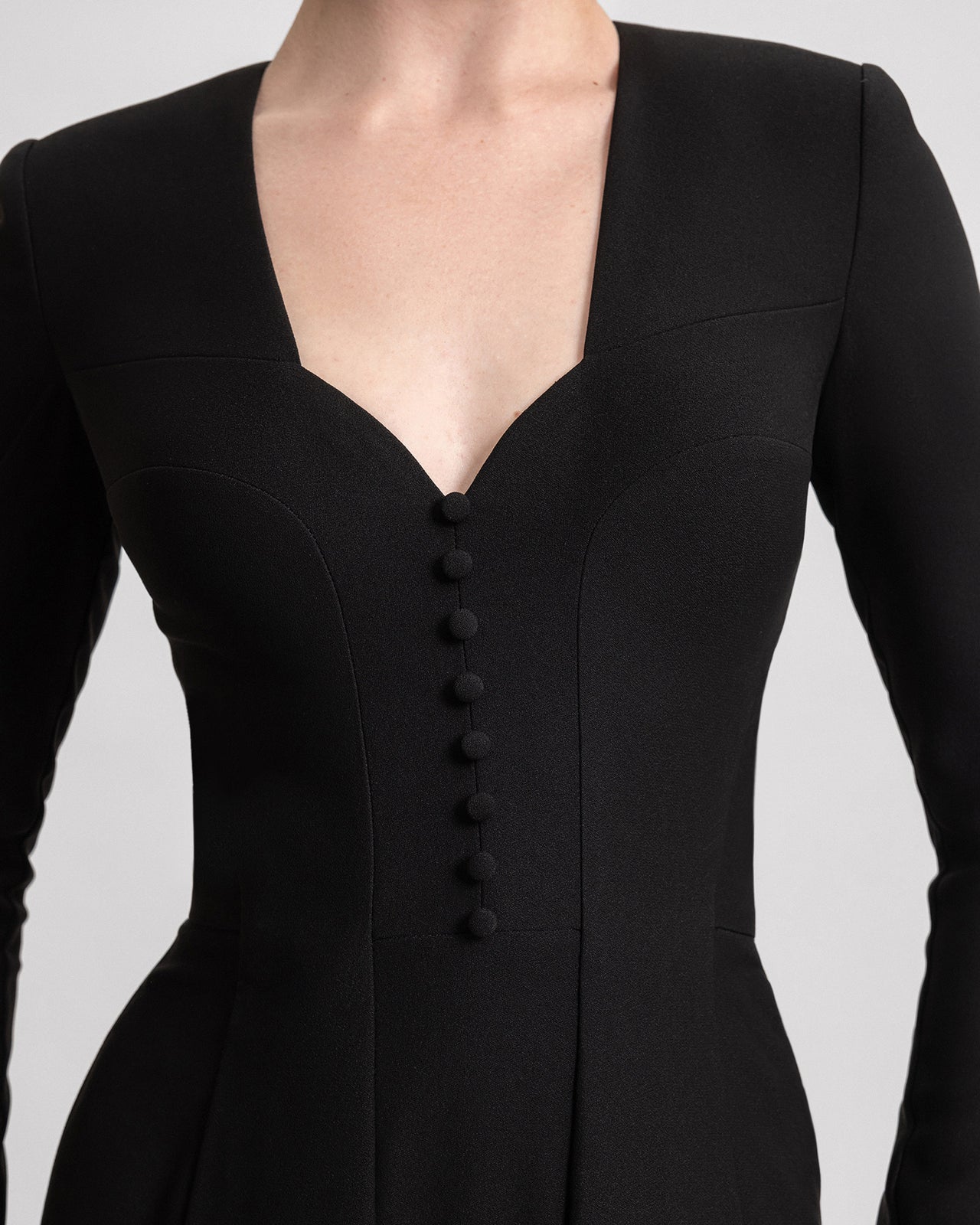 فستان مزود بأزرار من تحت الياقة