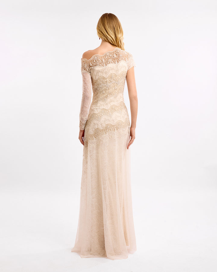 فستان برقبة غير متساوية