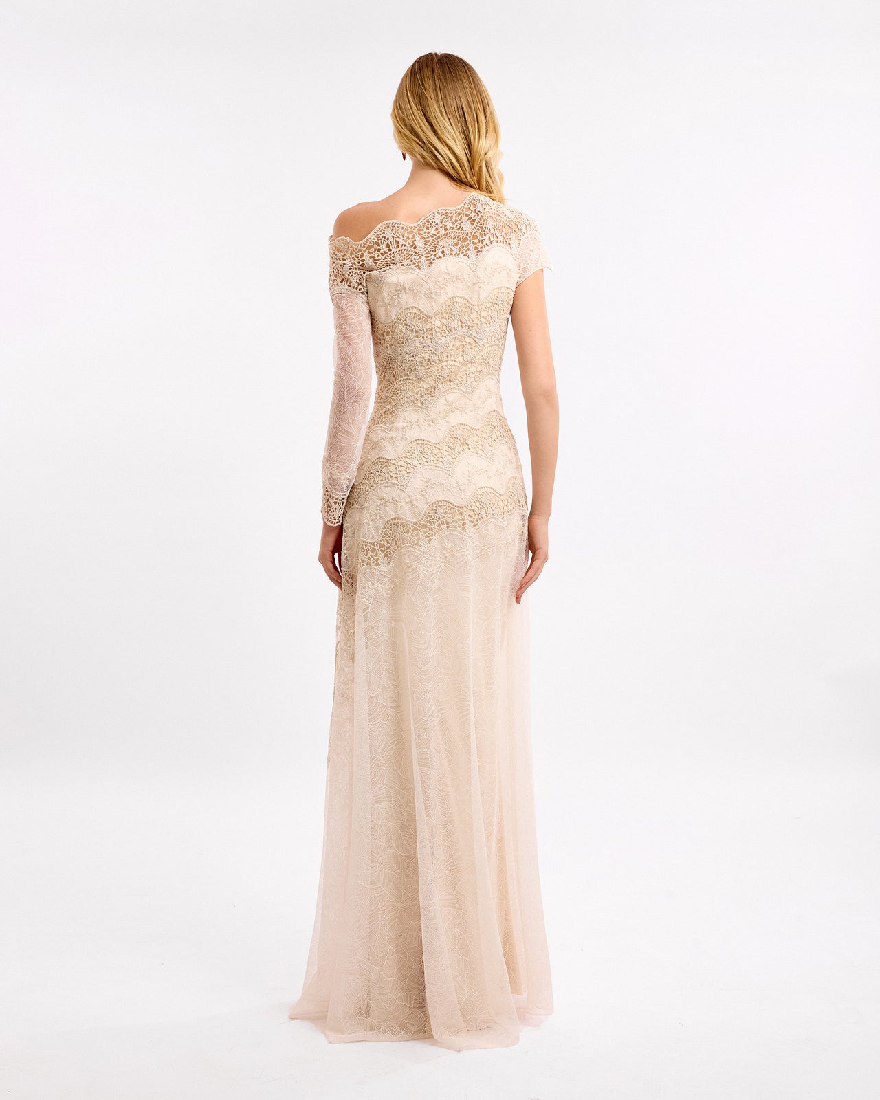 فستان برقبة غير متساوية