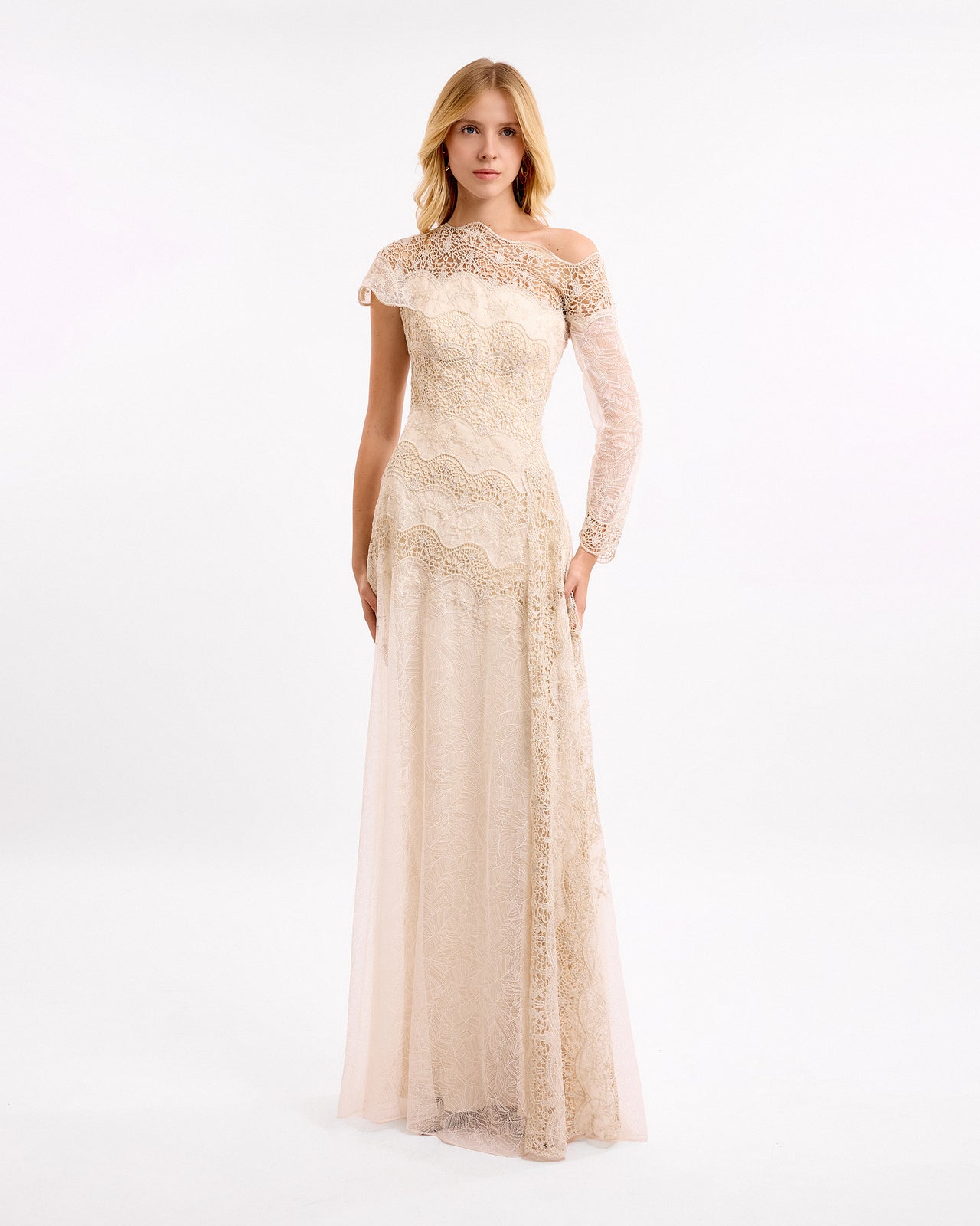 فستان برقبة غير متساوية