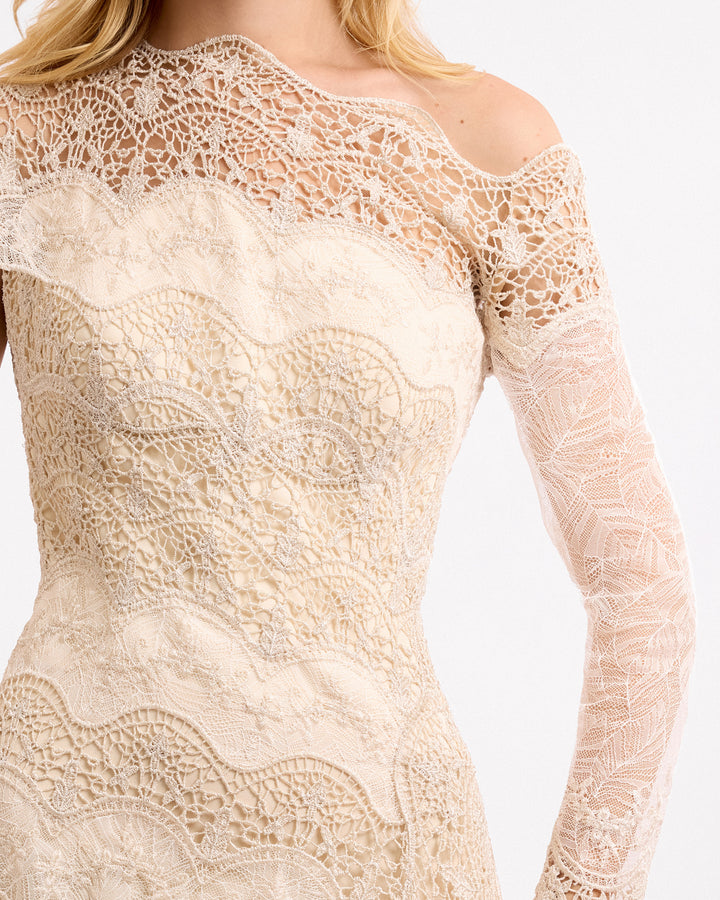 فستان برقبة غير متساوية