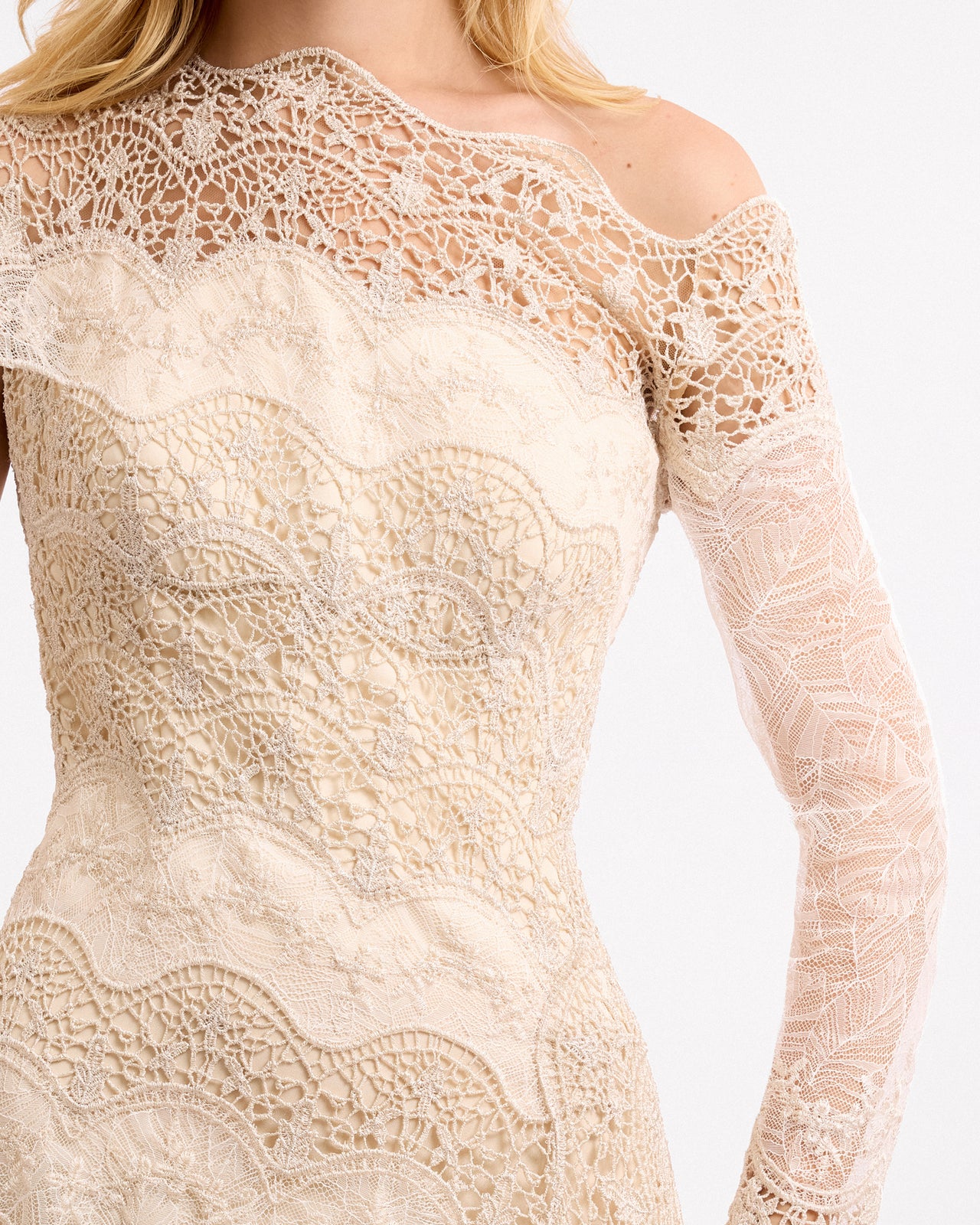 فستان برقبة غير متساوية