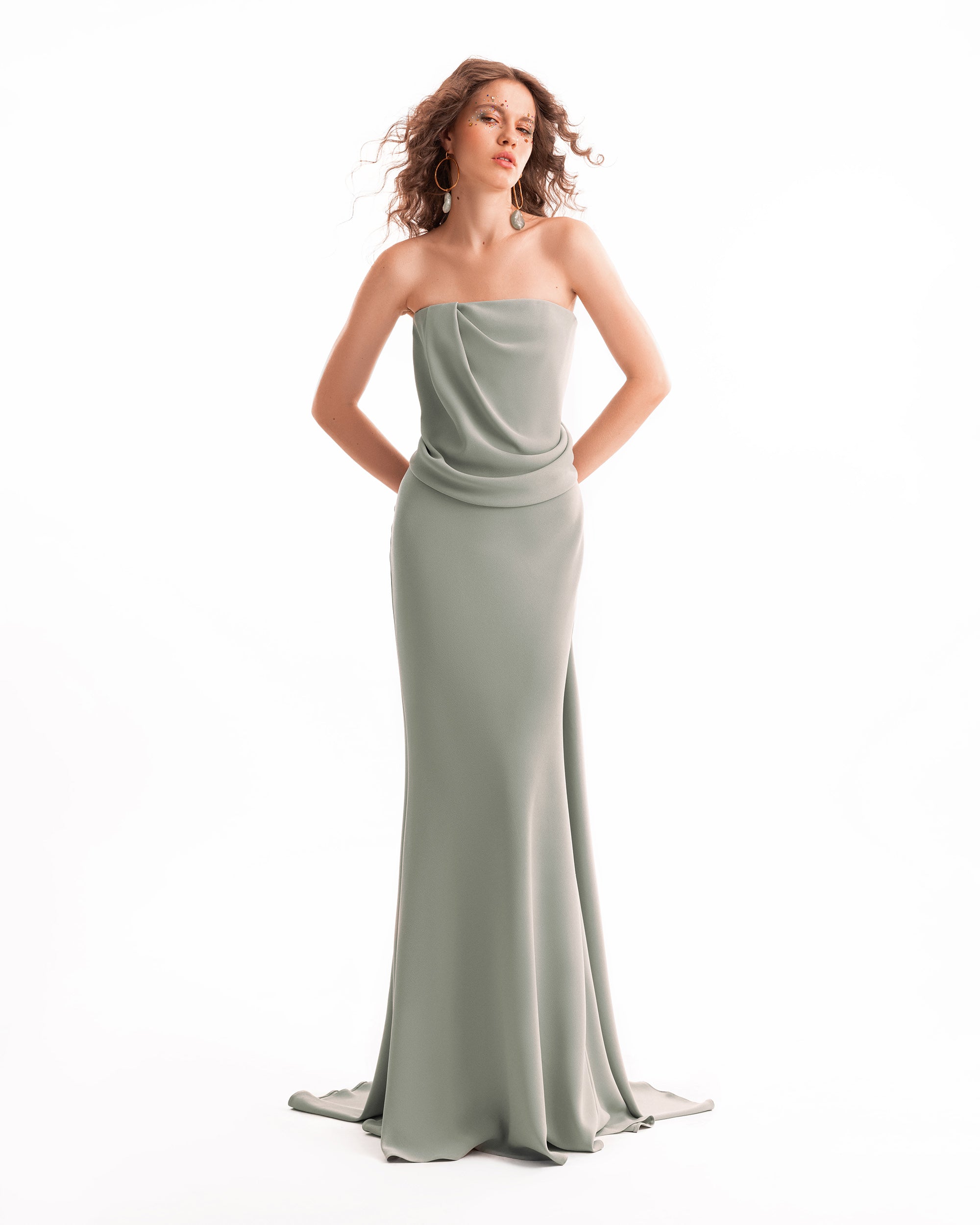 فستان مطوي بدون أكتاف