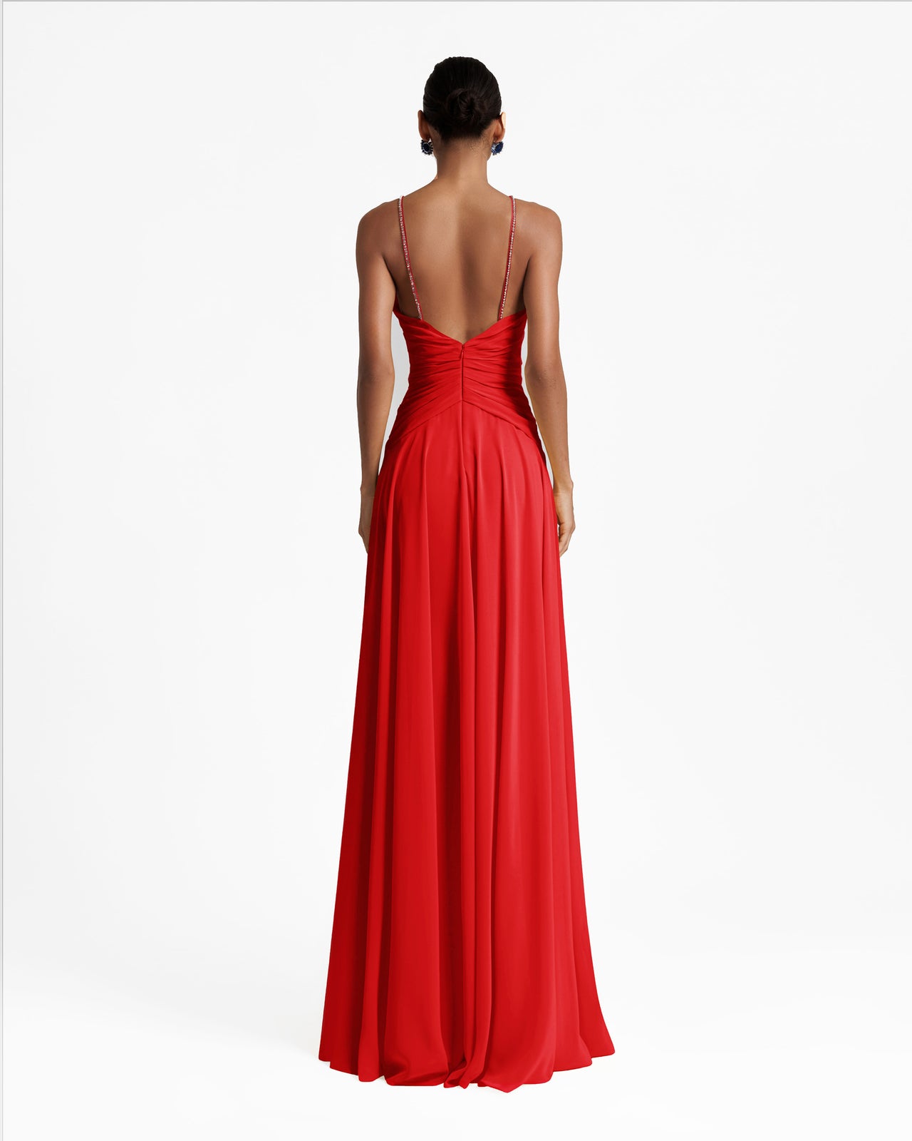 فستان أحمر طويل مع ثنيات على الخصر