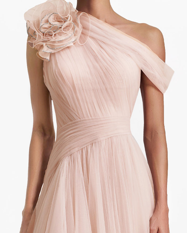 فستان طويل بتصميم زهرة