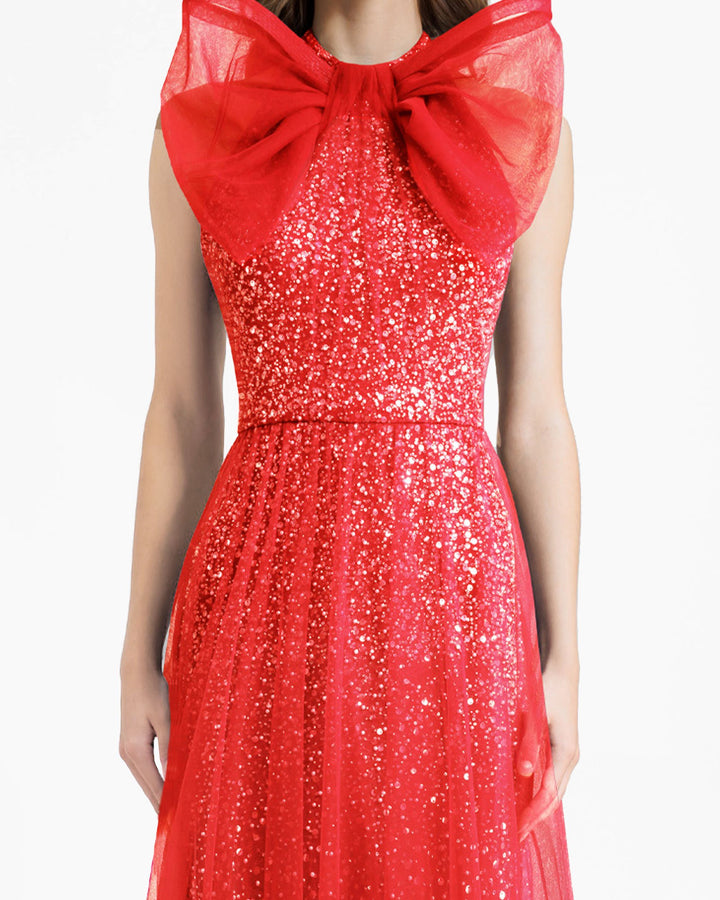 فستان أحمر برقبة عالية مع عقدة