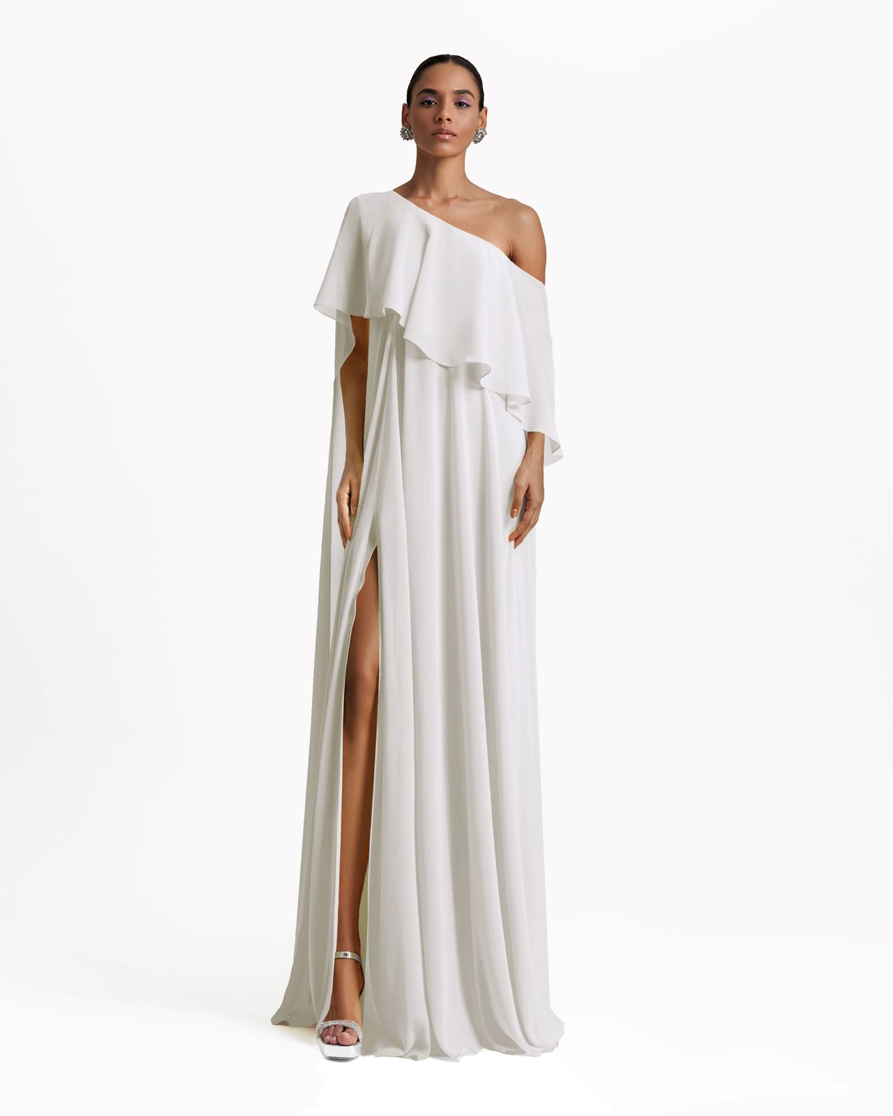 فستان أبيض بكتف واحد بكشكشة