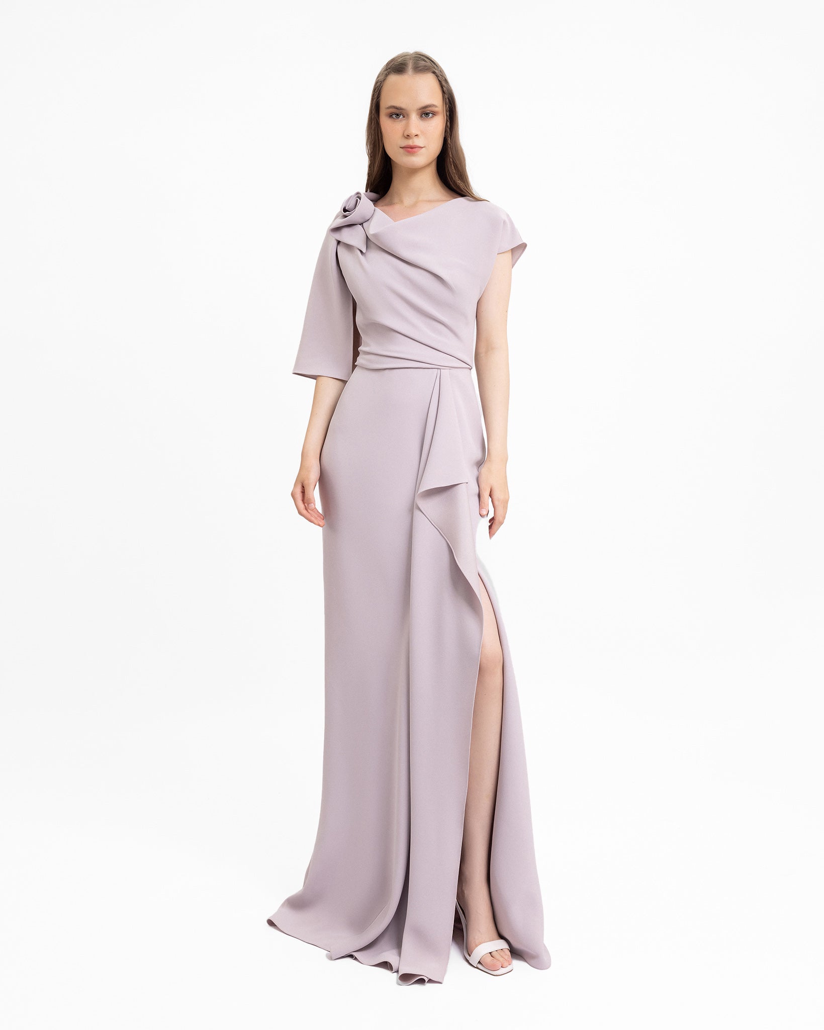 فستان منسدل بأكمام غير متساوية