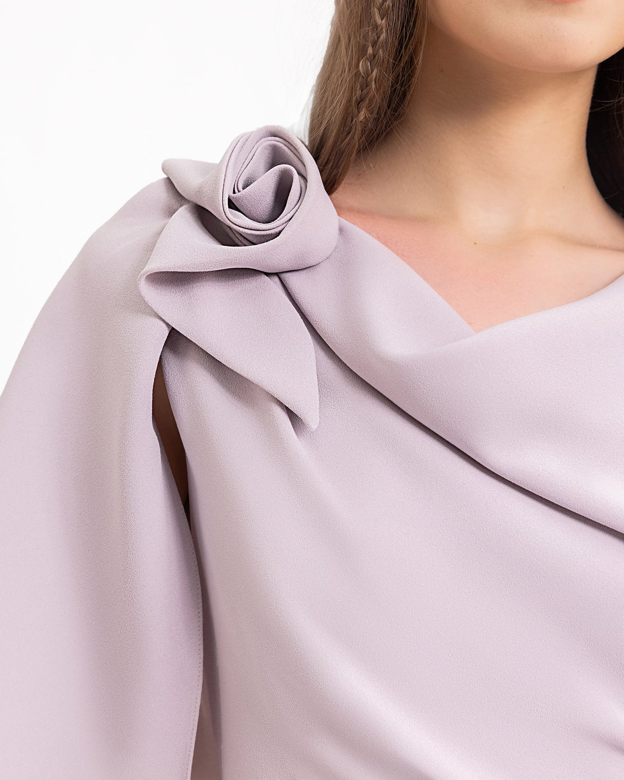 فستان منسدل بأكمام غير متساوية