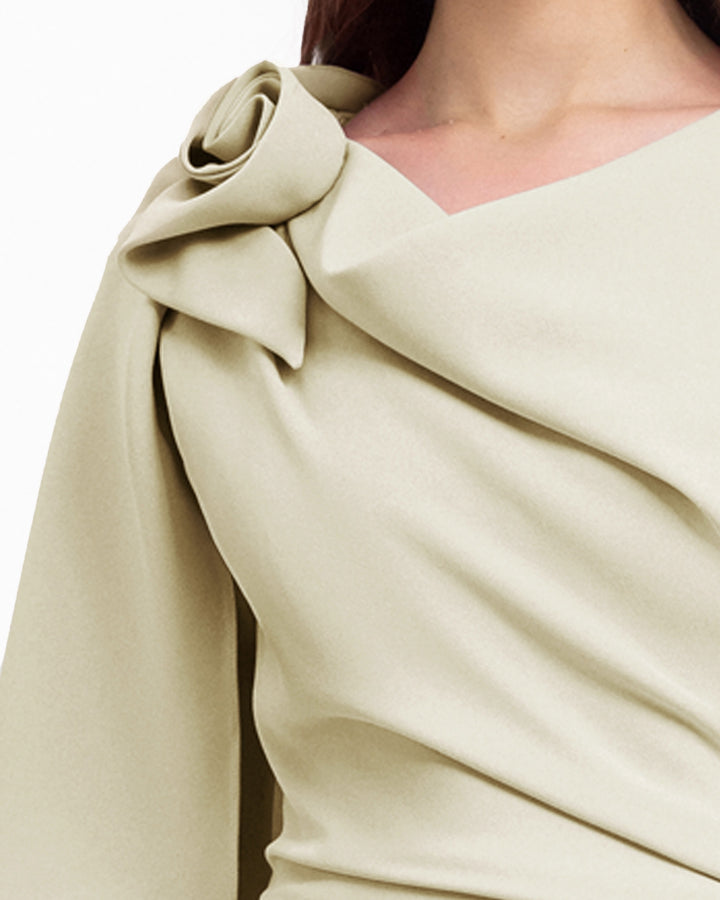 فستان منسدل بأكمام غير متساوية