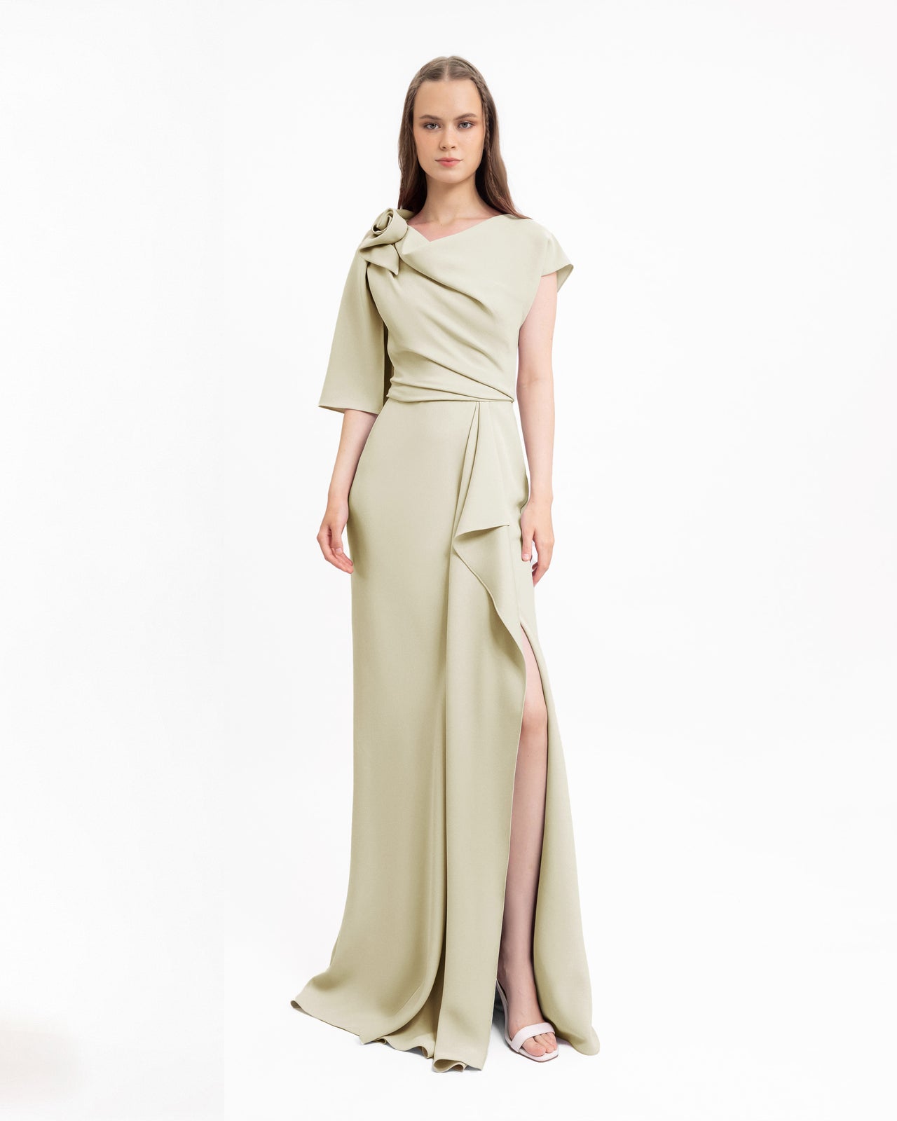 فستان منسدل بأكمام غير متساوية