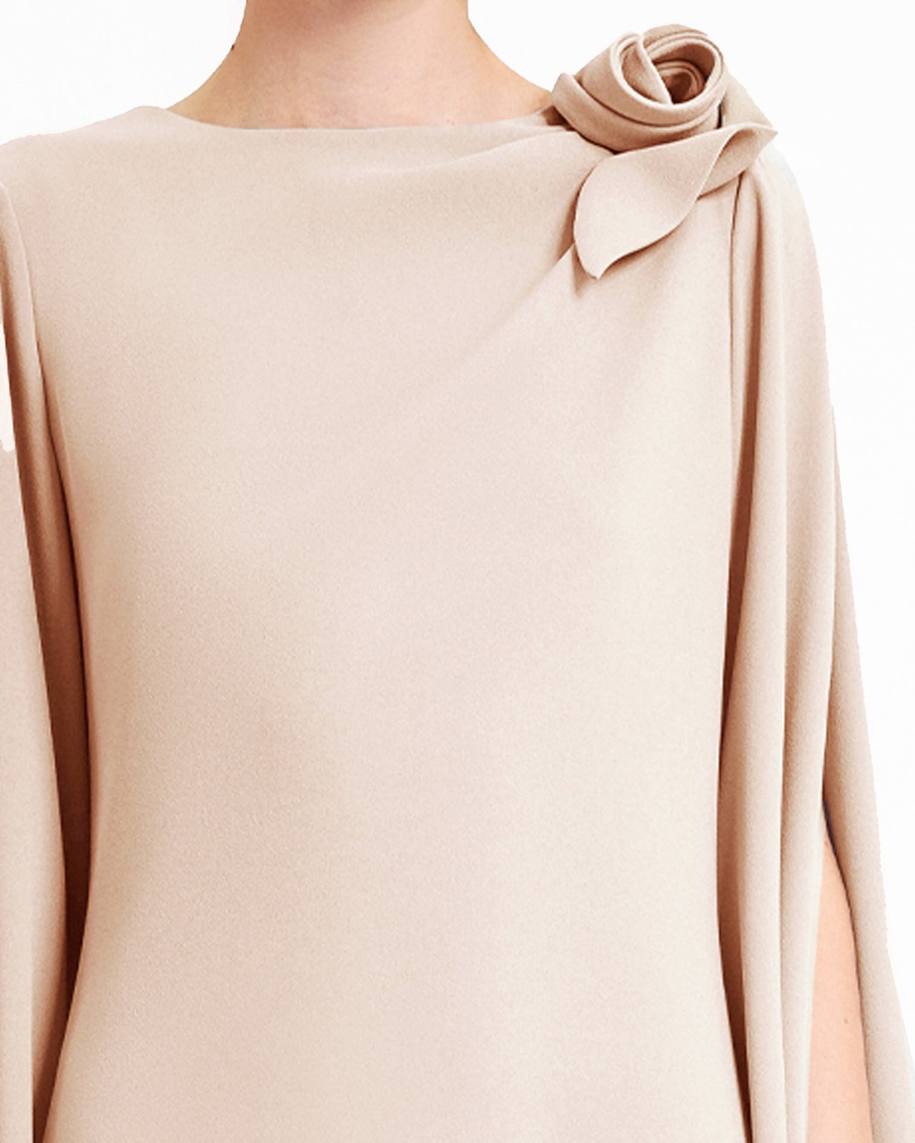 فستان طويل بقصة واسعة