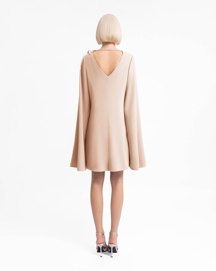 فستان قصير بقصة واسعة