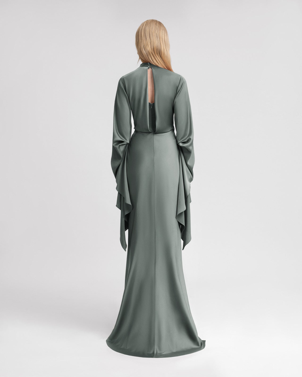 فستان بخصر مكسر وأكمام مزمومة