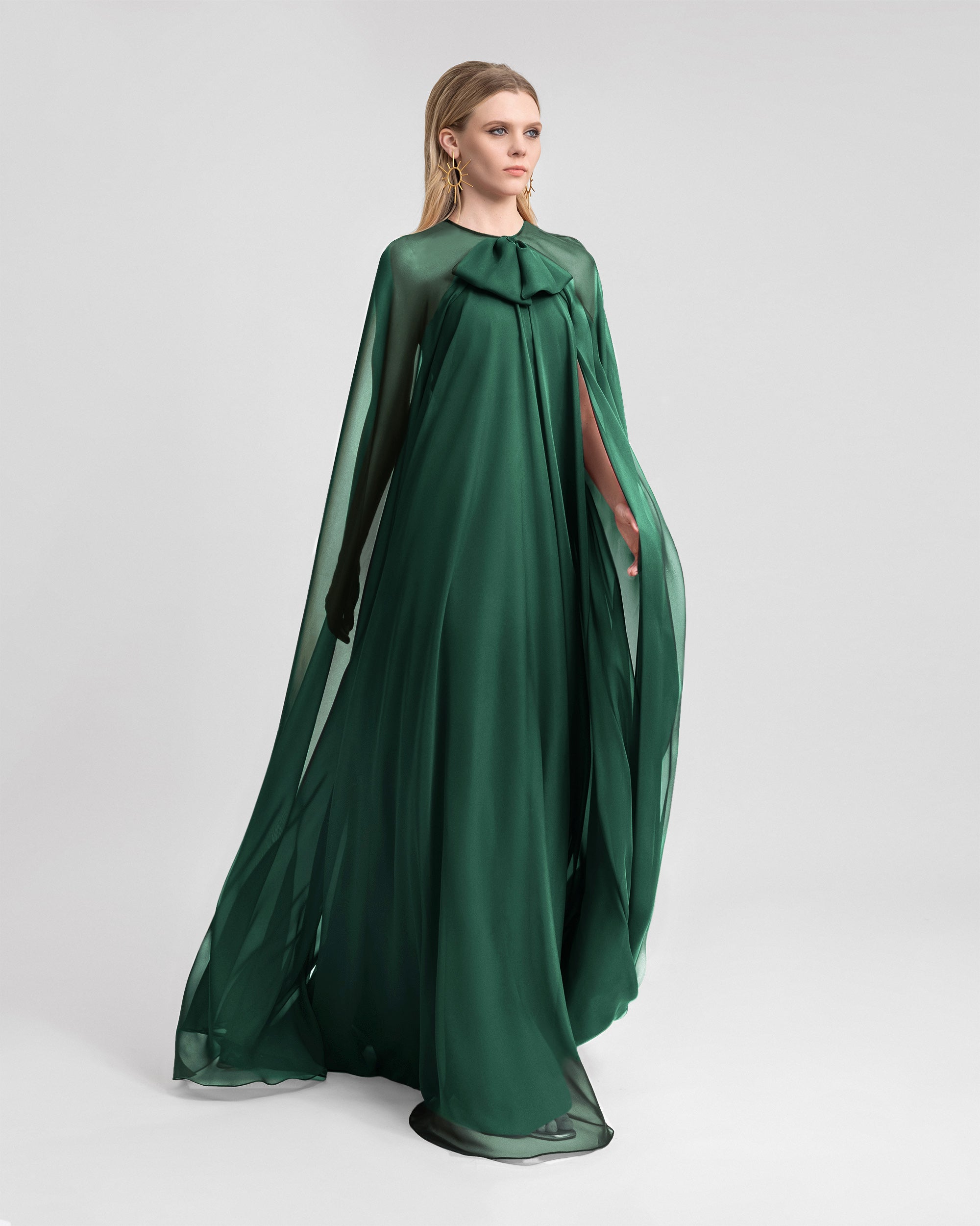 فستان بتفصيلة عقدة وأكمام كاب