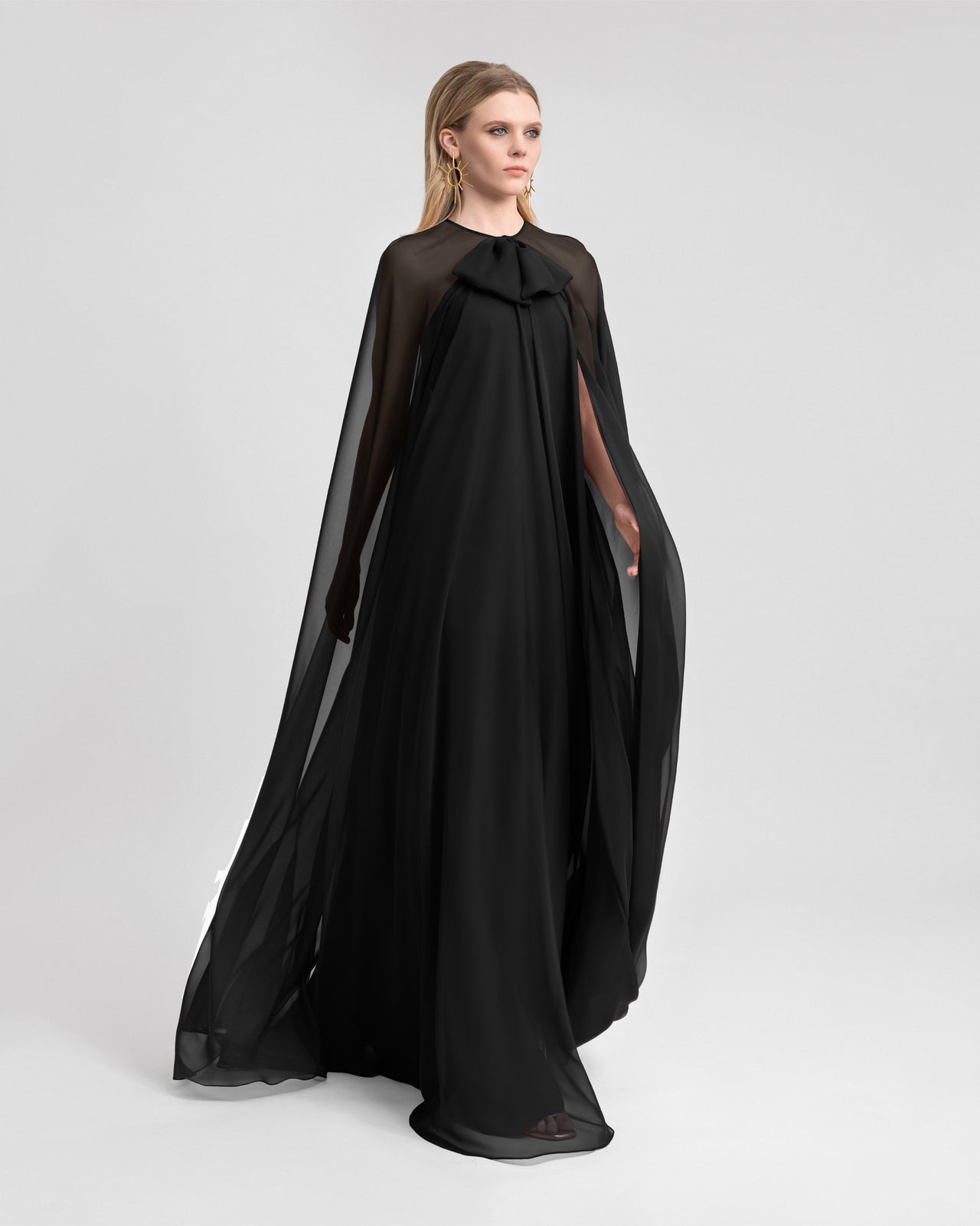 فستان بتفصيلة عقدة وأكمام كاب