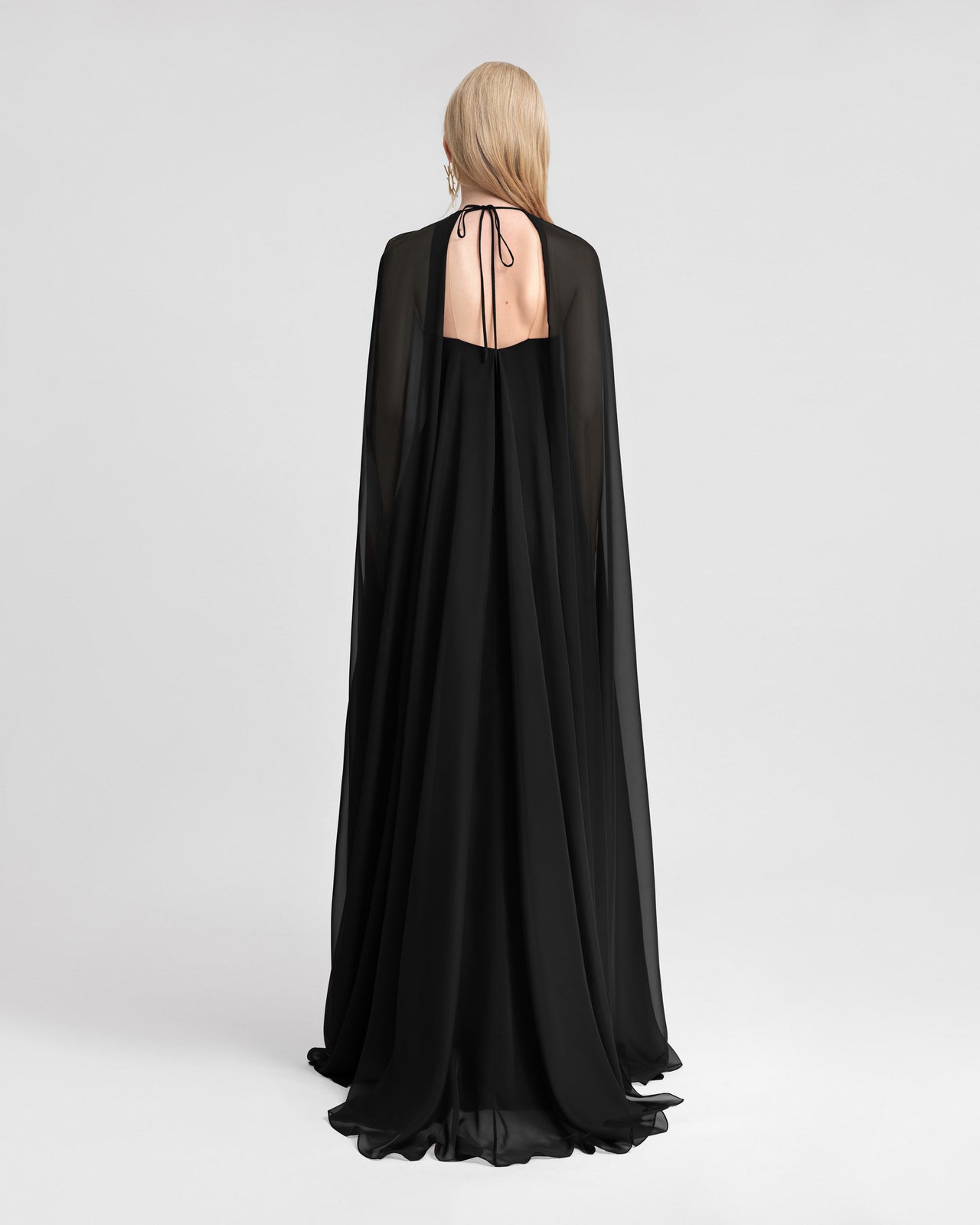 فستان بتفصيلة عقدة وأكمام كاب