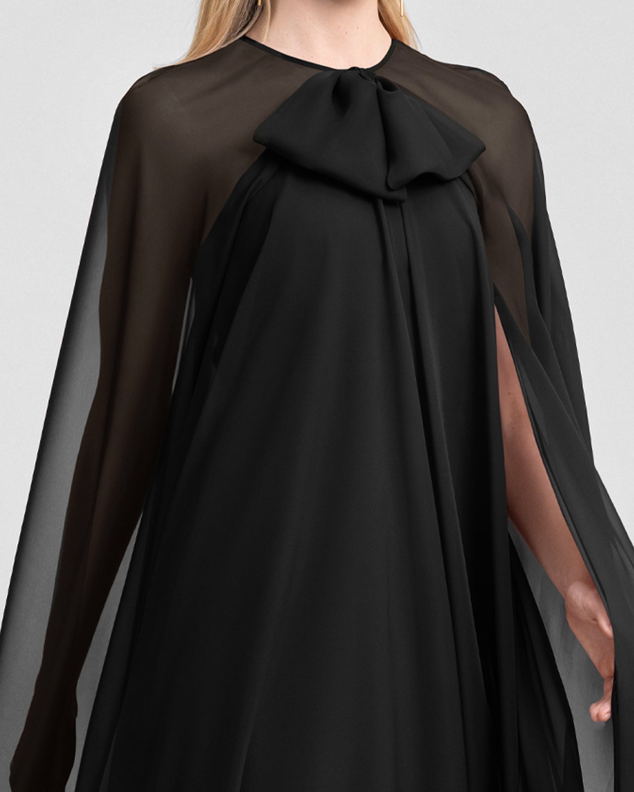 فستان بتفصيلة عقدة وأكمام كاب