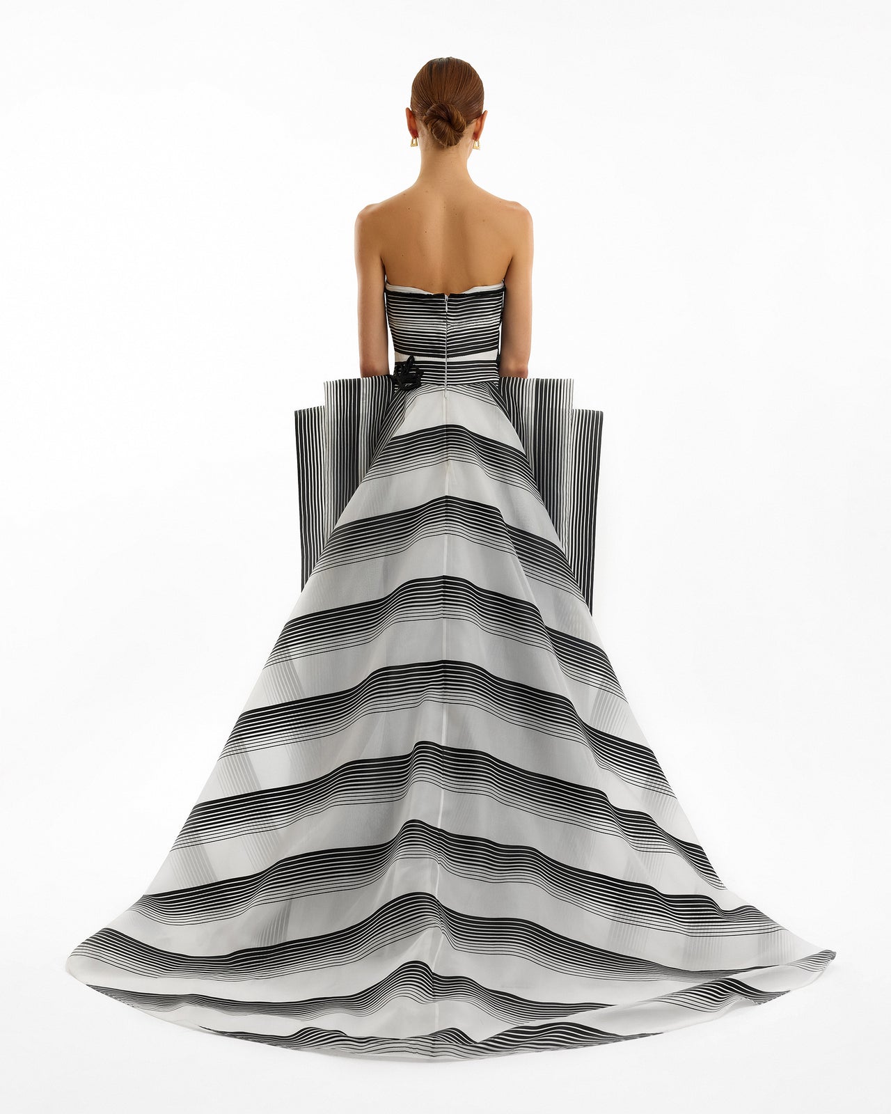 فستان سهرة مطرز بدون حمالات