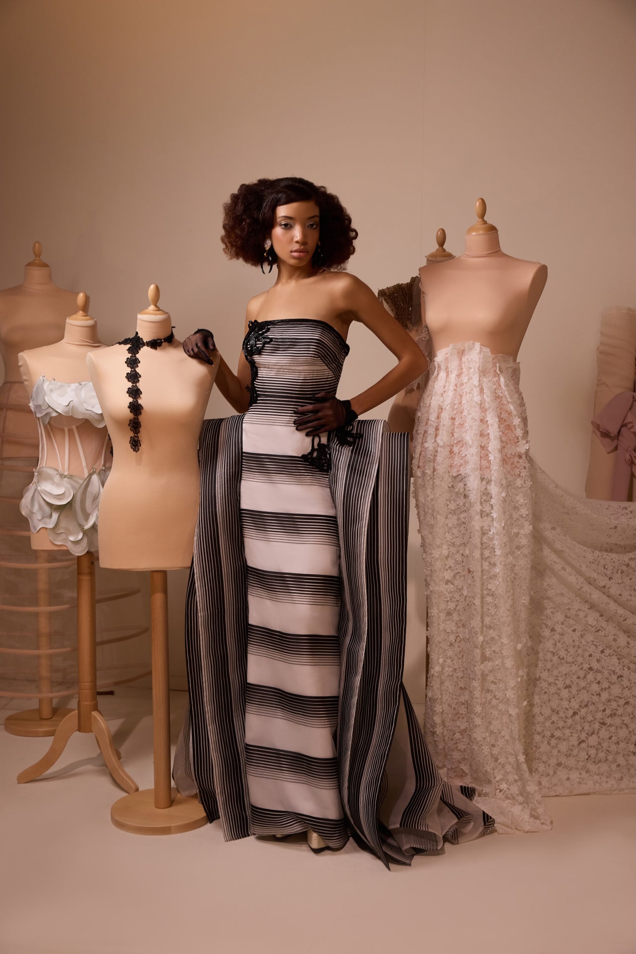 فستان سهرة مطرز بدون حمالات