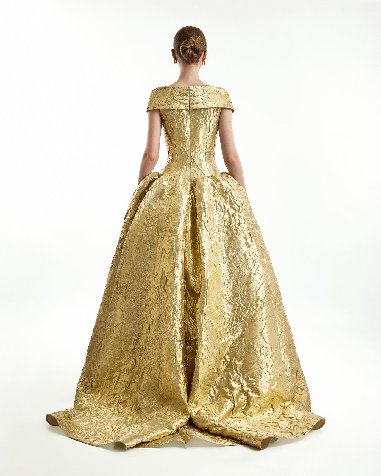 فستان سهرة مكشوف الكتفين بتصميم أنيق