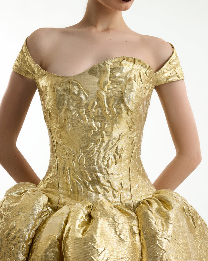 فستان سهرة مكشوف الكتفين بتصميم أنيق