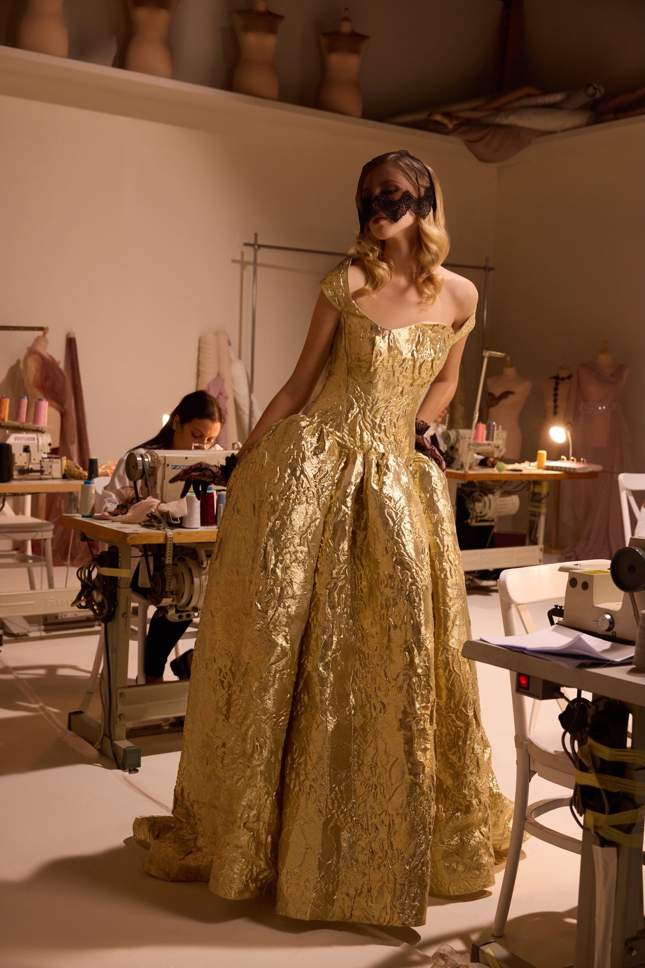 فستان سهرة مكشوف الكتفين بتصميم أنيق