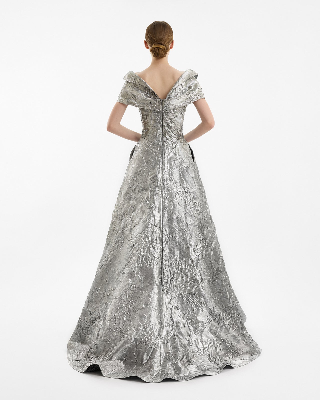 فستان مكشوف الكتفين