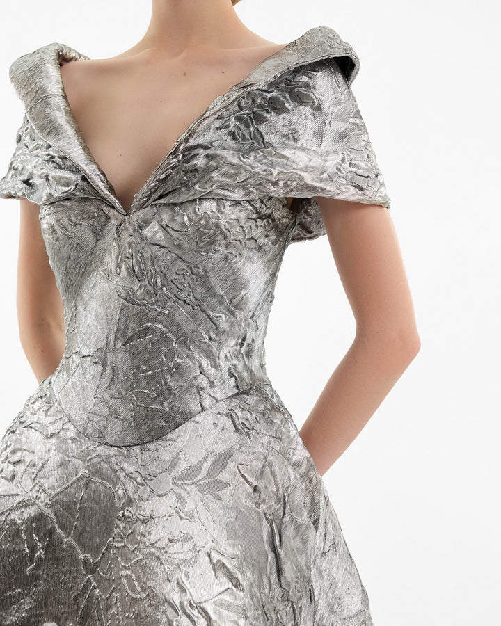 فستان مكشوف الكتفين