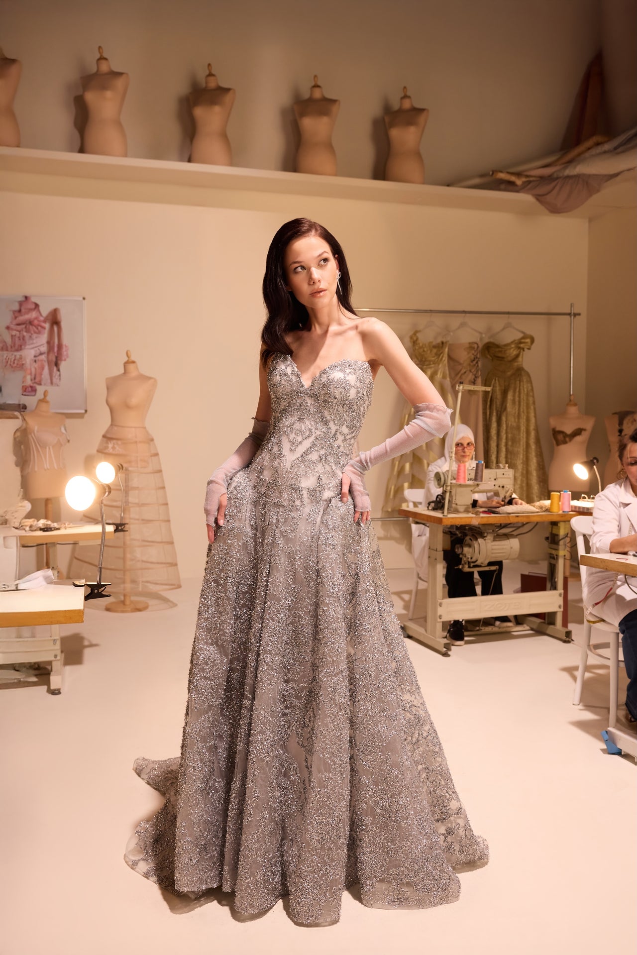 فستان سهرة بدون حمالات بتصميم قلب