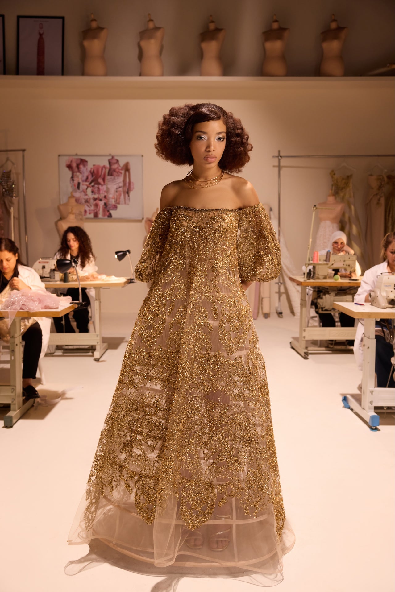 فستان بأكمام منفوخة مكشوفة الكتفين