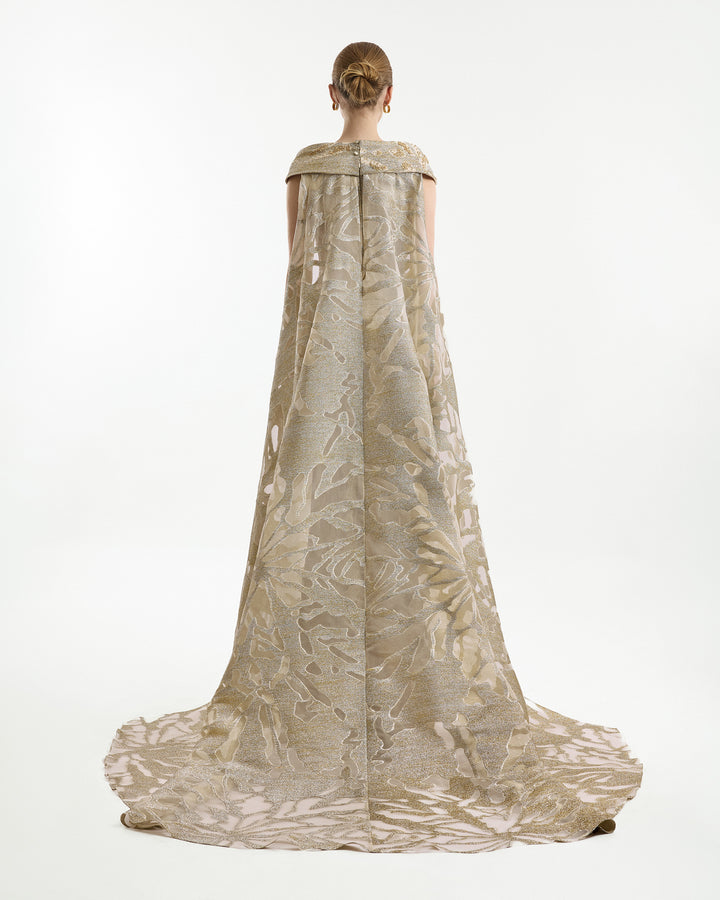 فستان مكشوف الكتفين مع عباءة مطرزة