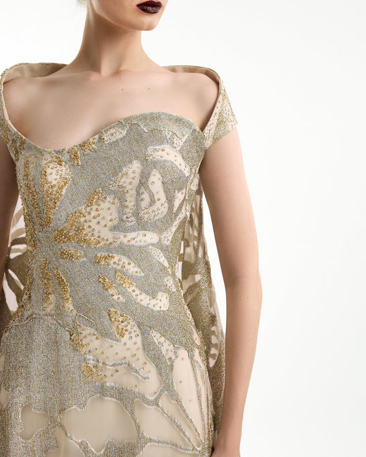 فستان مكشوف الكتفين مع عباءة مطرزة