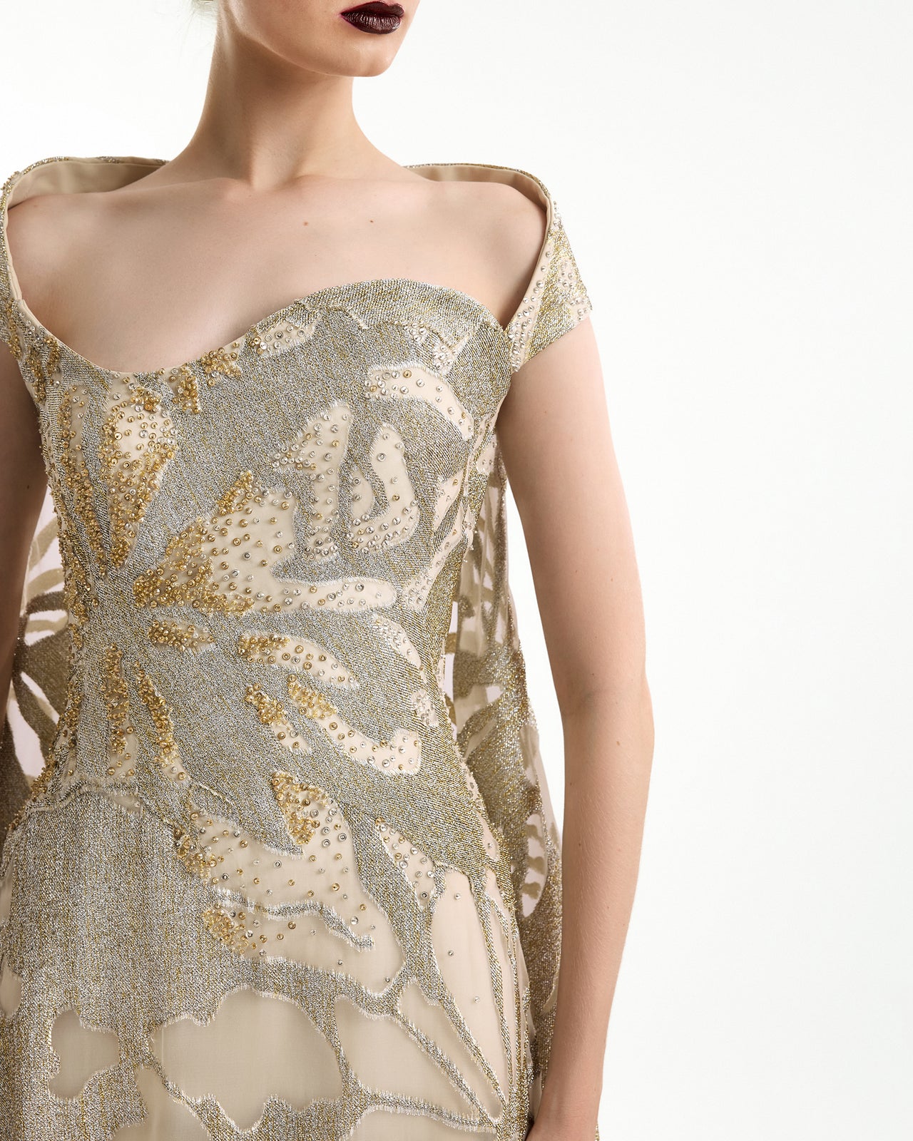 فستان مكشوف الكتفين مع عباءة مطرزة